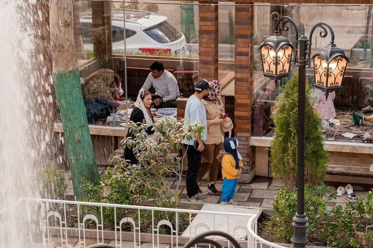 https://s2.webstatic.net/post/eram-restaurant-gathering-family-friends/175428531941621d-1200x800.webp