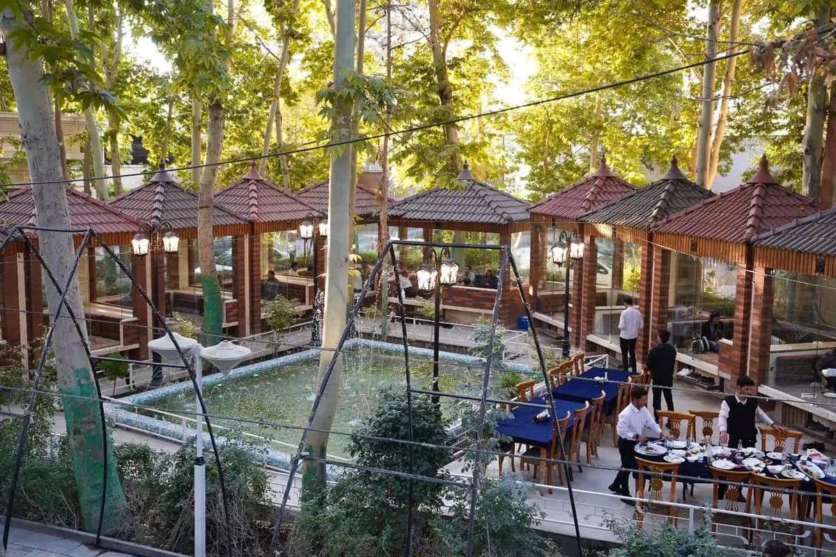 https://s2.webstatic.net/post/eram-restaurant-luxurious-green-atmosphere-special-moments/1754284517437019-1200x800.webp